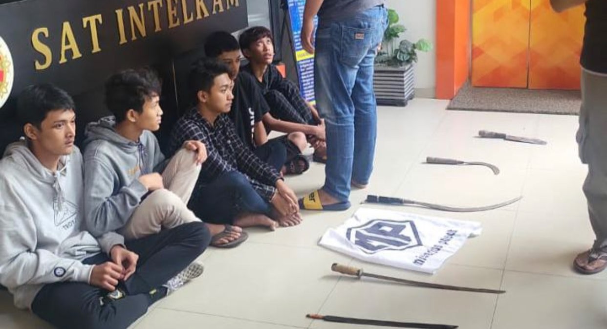Lima anggota gangster ditangkap di Jalan Dupak (Foto: dok. Polrestabes Surabaya)