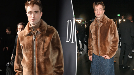 Rok biru yang dipakai aktor Robert Pattinson mencuri perhatian di fashion show Dior. Bintang film Batman ini mendobrak batas gender. (Foto: Page Six)