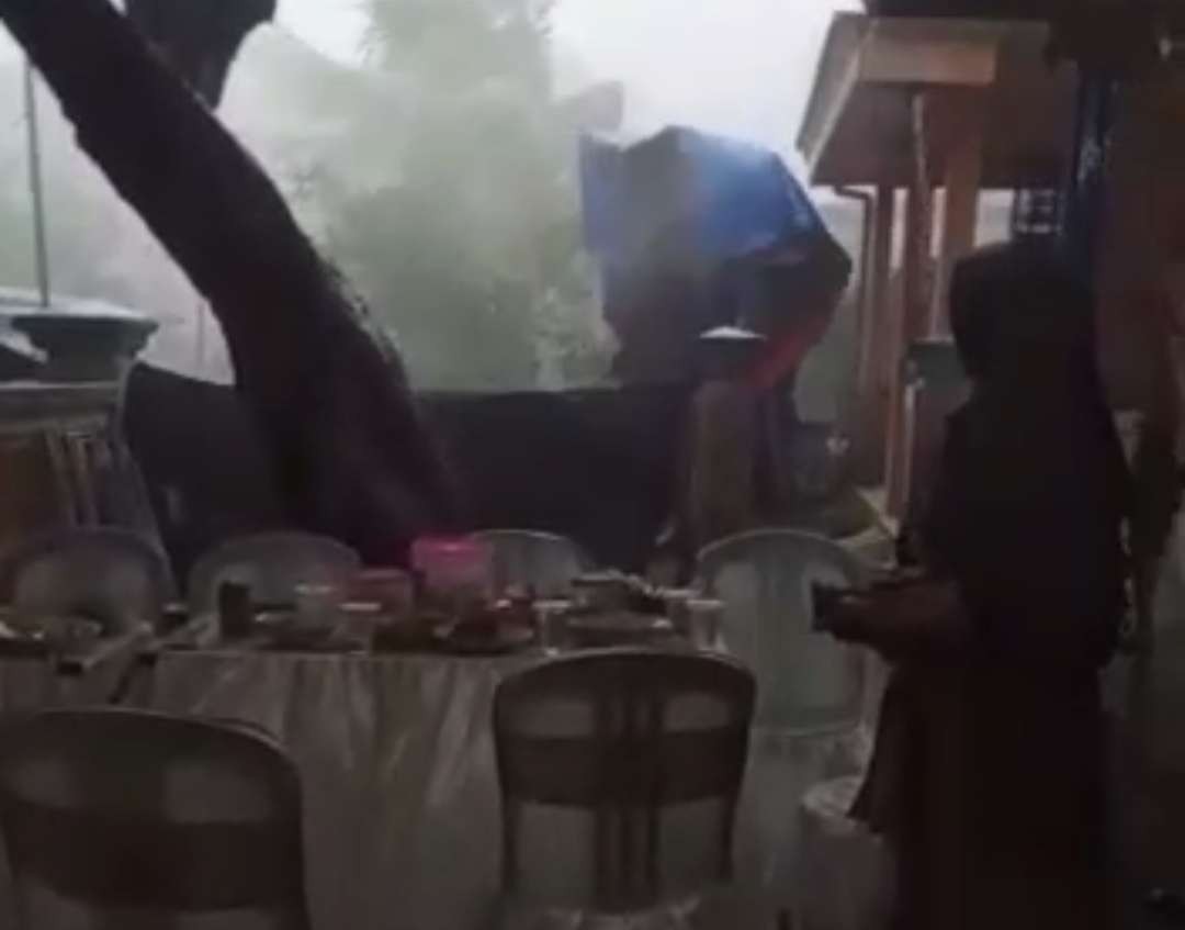 Hajatan khitanan diterjang puting beliung.(Foto tangkapan layar video viral)