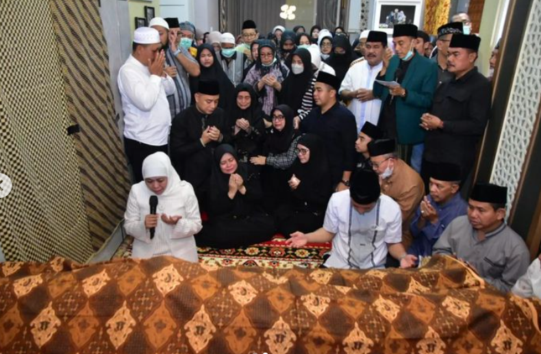 Gubernur Jawa Timur Khofifah Indar Parawansa saat memanjatkan doa untuk Haji Urip Suwondo, ayah dari Walikota Surabaya Eri Cahyadi. (Foto: Instagram)