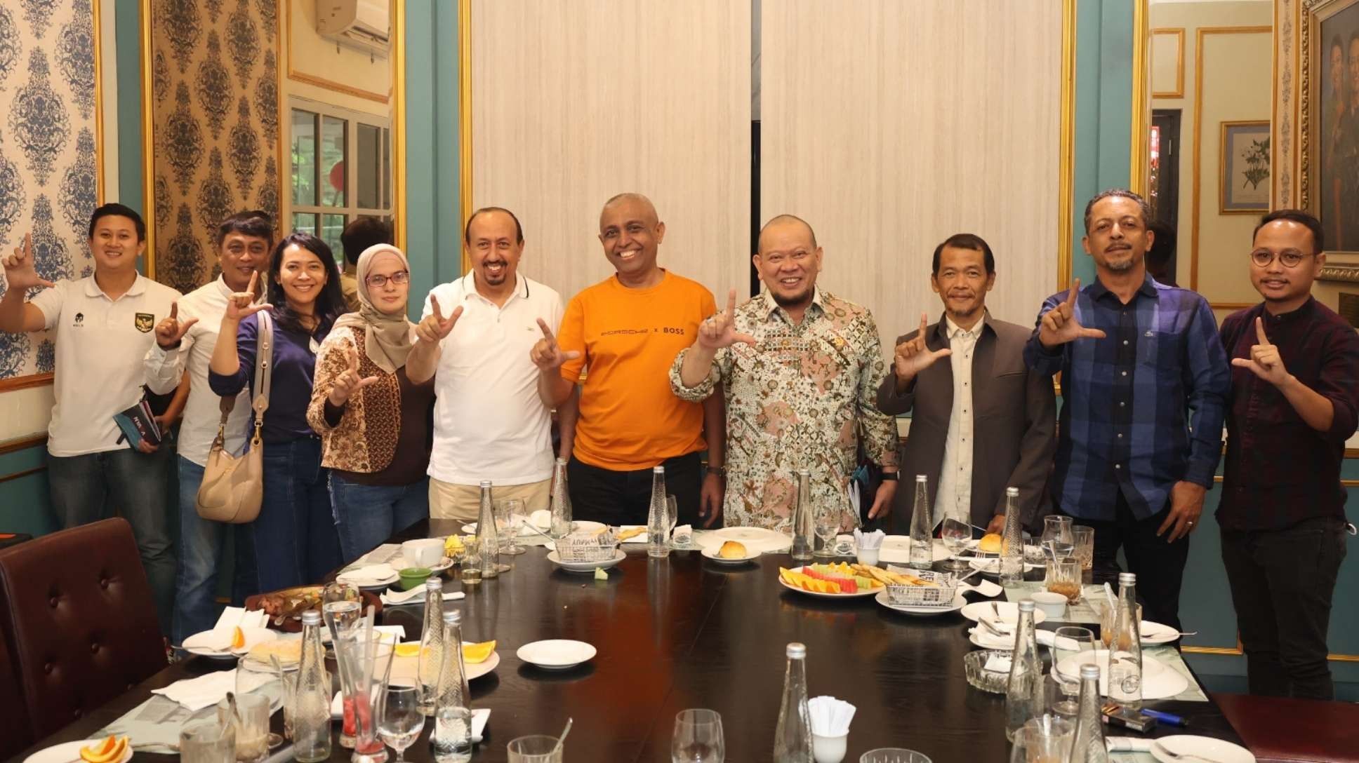 Bacaketum PSSI, AA LaNyalla Mahmud Mattalitti (empat dari kanan) bersama sejumlah voters asal Jatim usai pertemuan di Surabaya, Minggu 22 Januari 2023. (Foto: Istimewa)