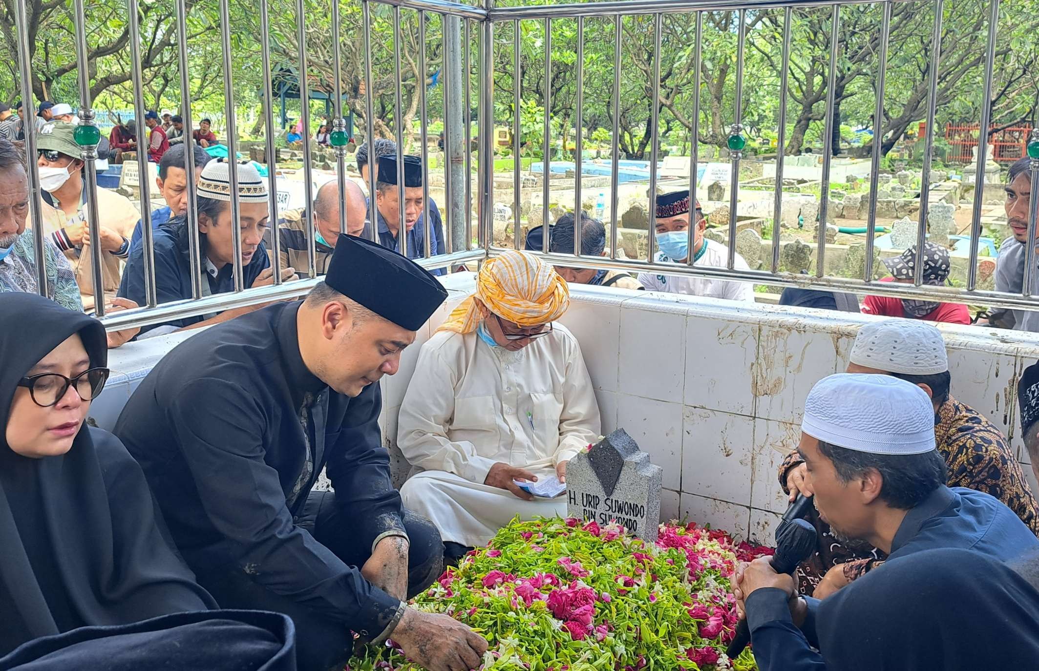 Walikota Surabaya, Eri Cahyadi saat berada di pusara sang ayah H. Urip Suwondo di TPU Tembok Gede. (Foto: Pita Sari/Ngopibareng.id)