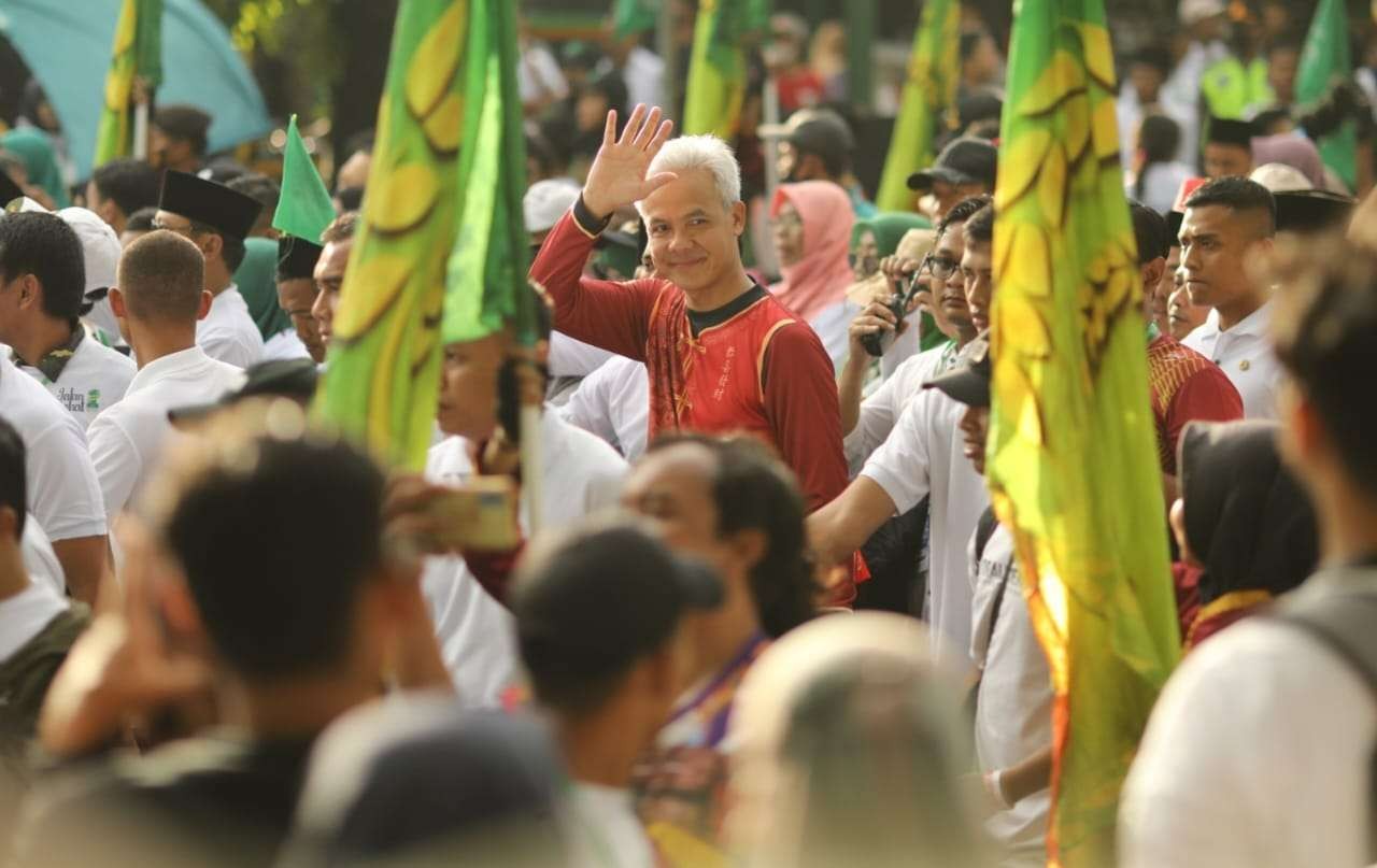 Ganjar Pranowo turut meramaikan Jalan Sehat Menuju Satu Abad NU. (Foto: dok Humas Pemprov Jateng)