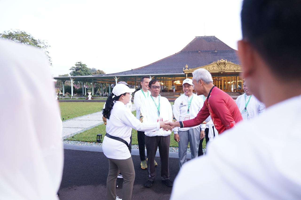 Gubernur Jateng Ganjar Pranowo bercengkerama dengan Ketua DPR RI Puan Maharani dan pejabat negara lainnya. (Foto: dok. Humas Pemprov Jateng)