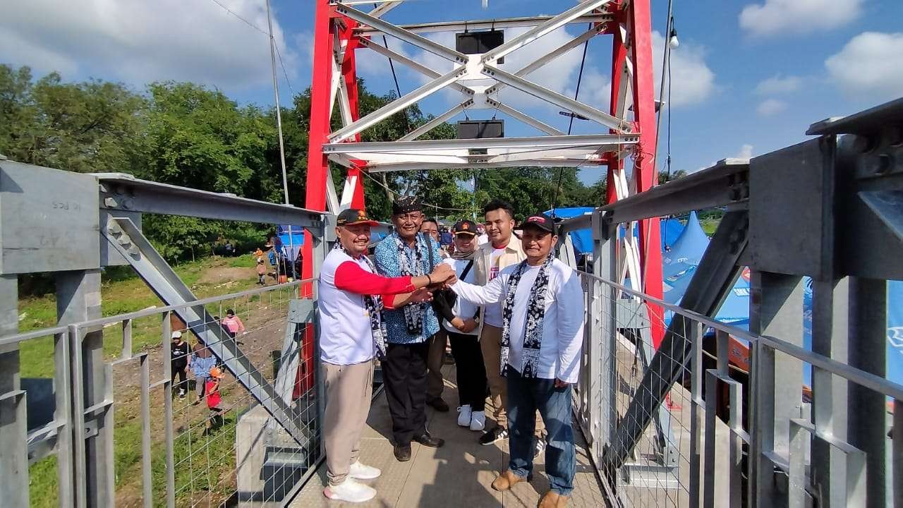 Anggota DPR RI Sumail Abdullah ditemani Forpimka Kecamatan Wongsorejo, Banyuwangi melihat jembatan yang baru diresmikan (foto: Muh Hujaini/Ngopibareng.id)