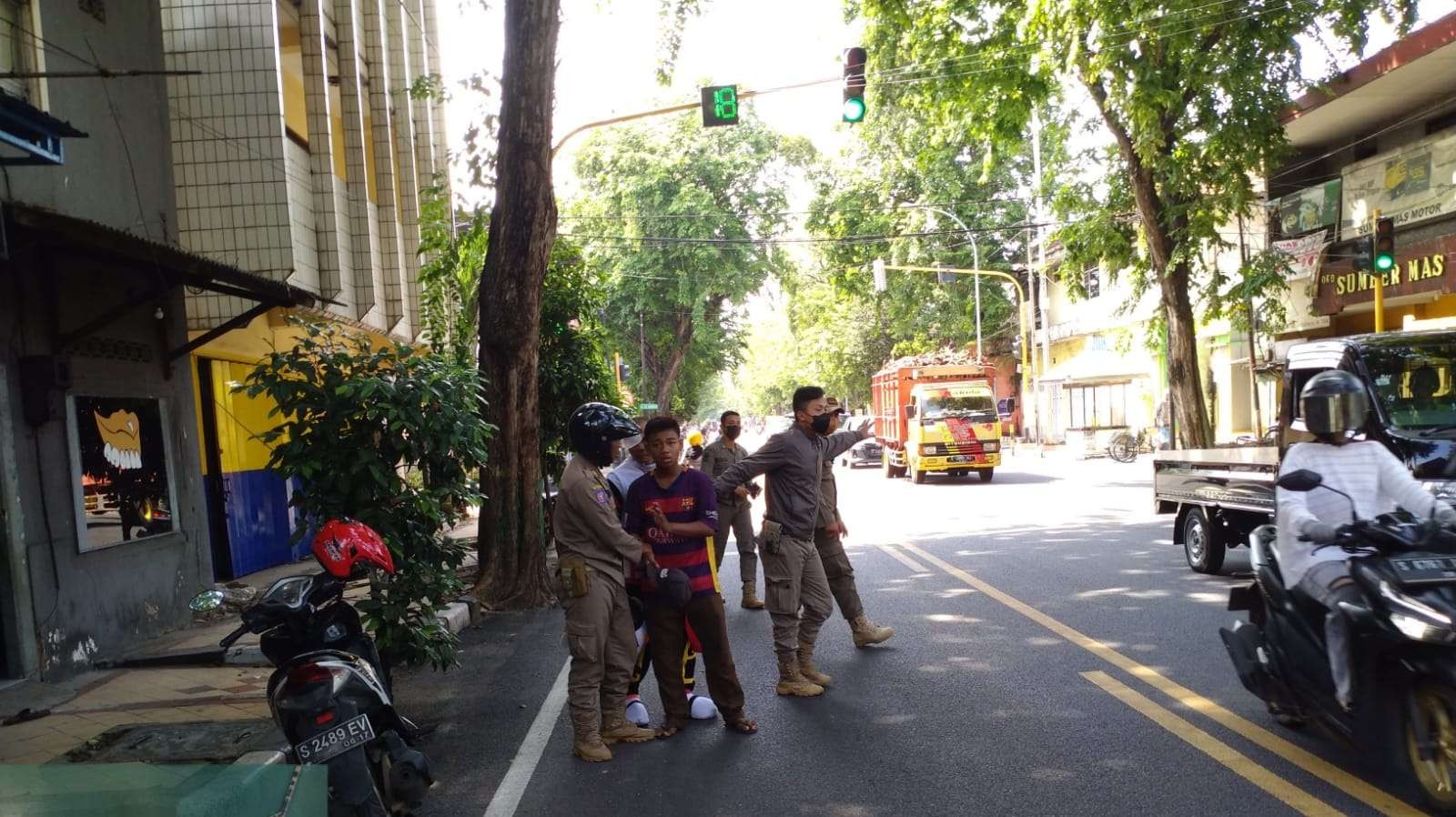 Petugas URC Satpol PP Tuban mengamankan pengamen di Perempatan Sumur Srumbung Tuban (Foto: dok. Satpol PP)