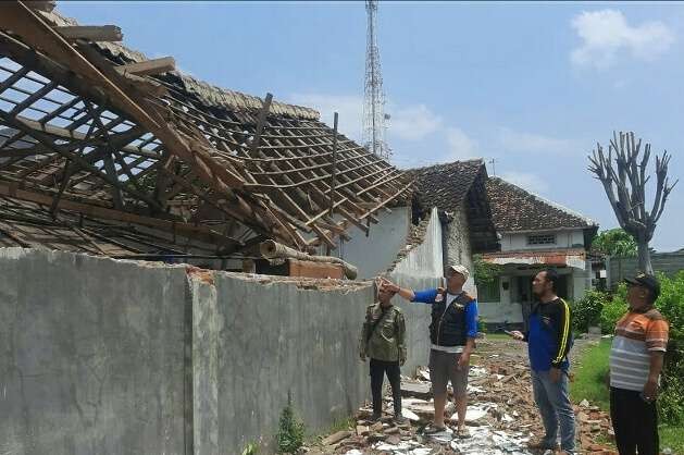 BPBD Situbondo meninjau kondisi rumah nenek Hermin di Kelurahan Dawuhan Kecamatan Situbondo yang ambruk diterpa hujan deras  disertai angin kencang.(Foto: Dok. BPBD Situbondo)