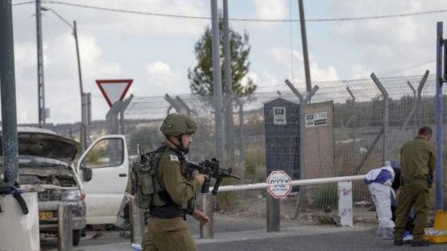 Tentara Israel mengamankan lokasi serangan tabrak mobil di pos pemeriksaan Maccabim di Tepi Barat, dekat pemukiman Israel Beit Horon, Rabu, 2 November 2022. (Foto: afp)