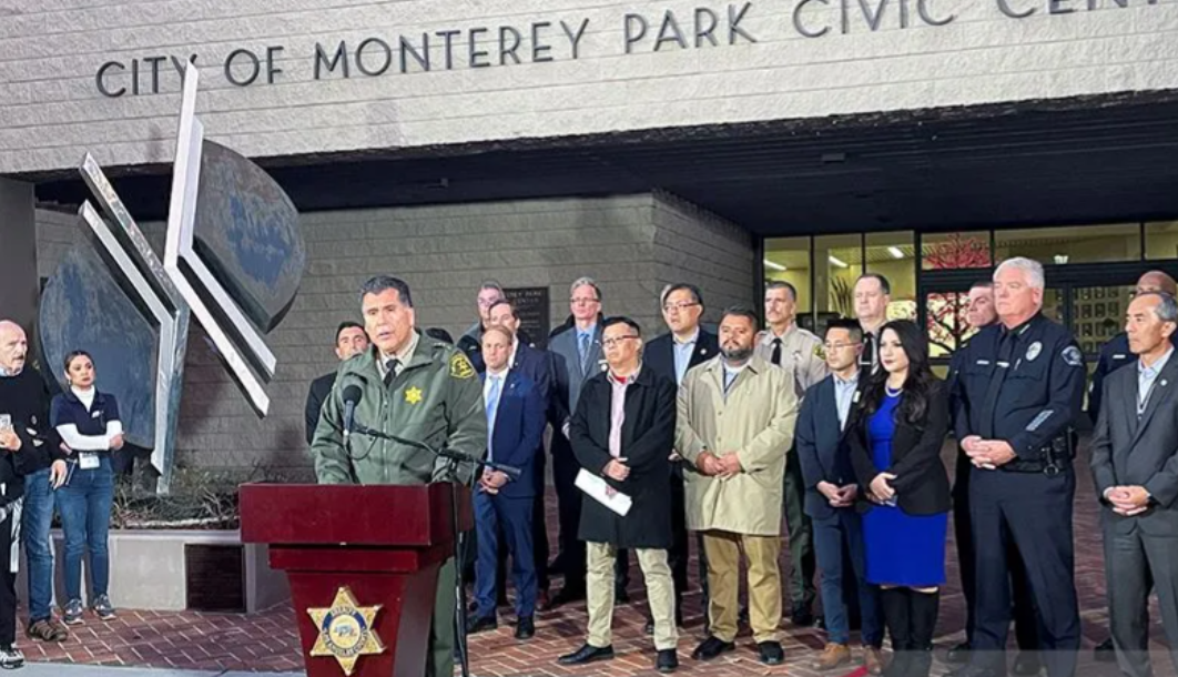 Sheriff County Los Angeles Robert Luna memberi keterangan pers terkait penembakan yang terjadi pada perayaan Tahun Baru Imlek, di Monterey Park, California, AS, Minggu (22/1/2023). (Foto: Ant)