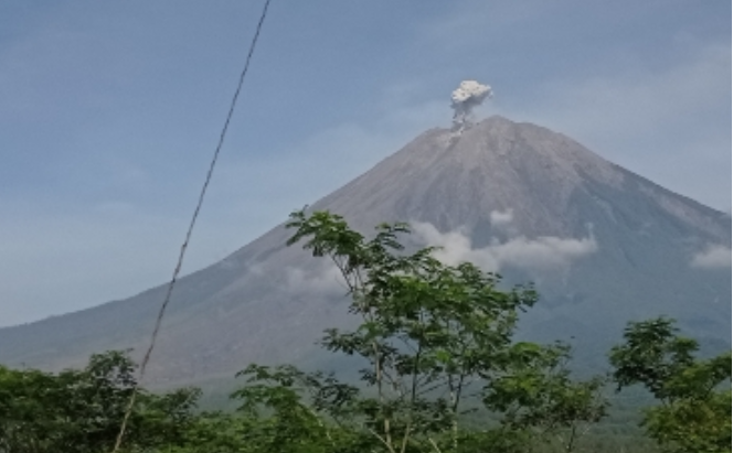 Erupsi Gunung Semeru pada Senin, 23 Januari 2023. (Foto: ESDM)