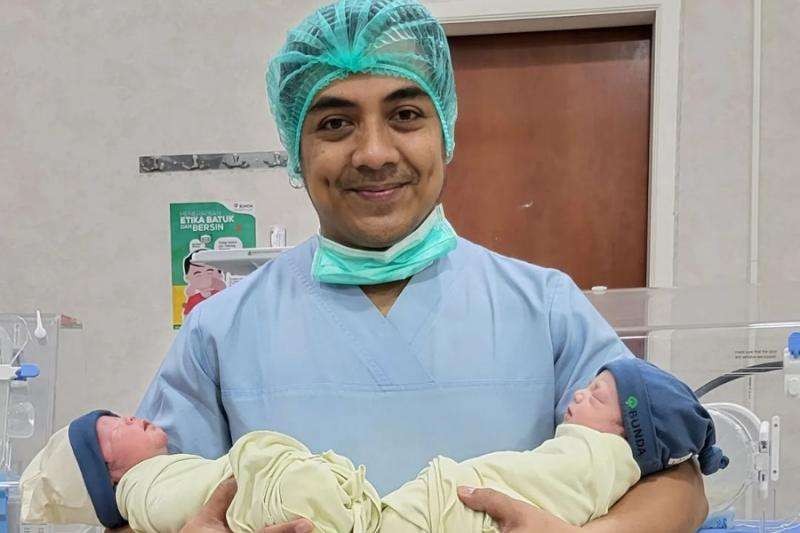 Ustadz Riza Muhammad dikaruniai anak kembar laki-laki. (Foto: Instagram @ustdzrizamuhammad)
