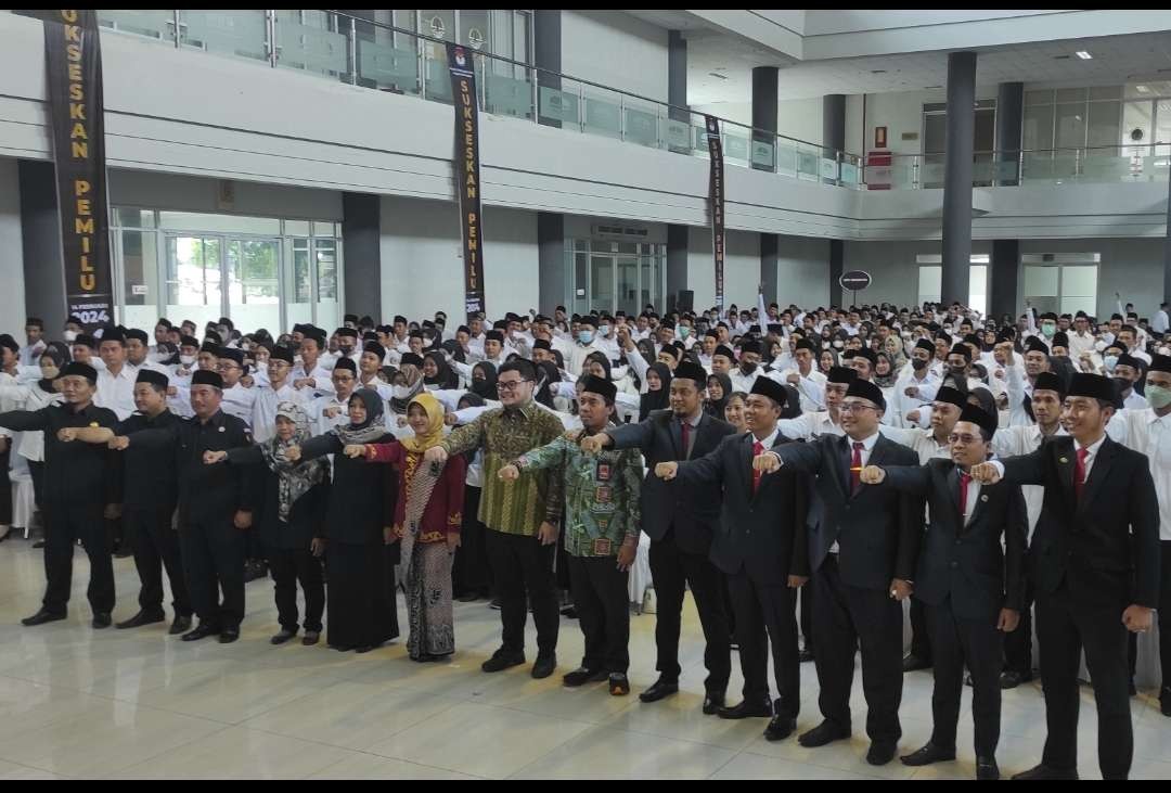 Pelantikan anggota Panitia Pemungutan Suara (PPS) di Convention Hall Simpang Lima Gumul, Kediri, Jawa Timur, Selasa 24 Januari 2023. (Foto: Fendi Lesmana/Ngopibareng.id)
