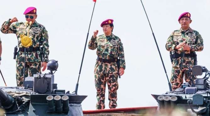 Ketua DPR Puan Maharani ( tengah) diangkat menjadi Warga Kehormatan Marinir oleh Panglima TNI Laksamana Yudo Margono ( foto : Pemberitaan DPR) )