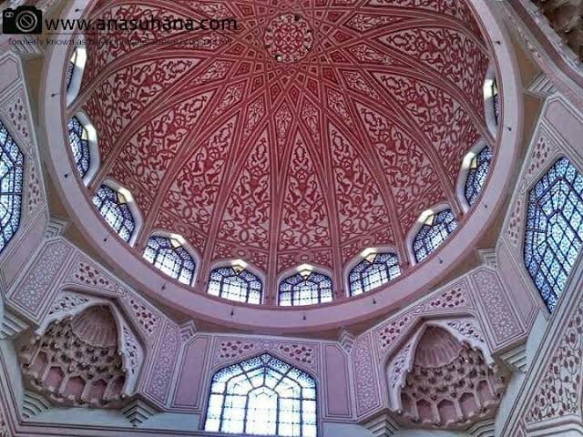 Ornamen dalam Masjid yang indah. (Ilustrasi)