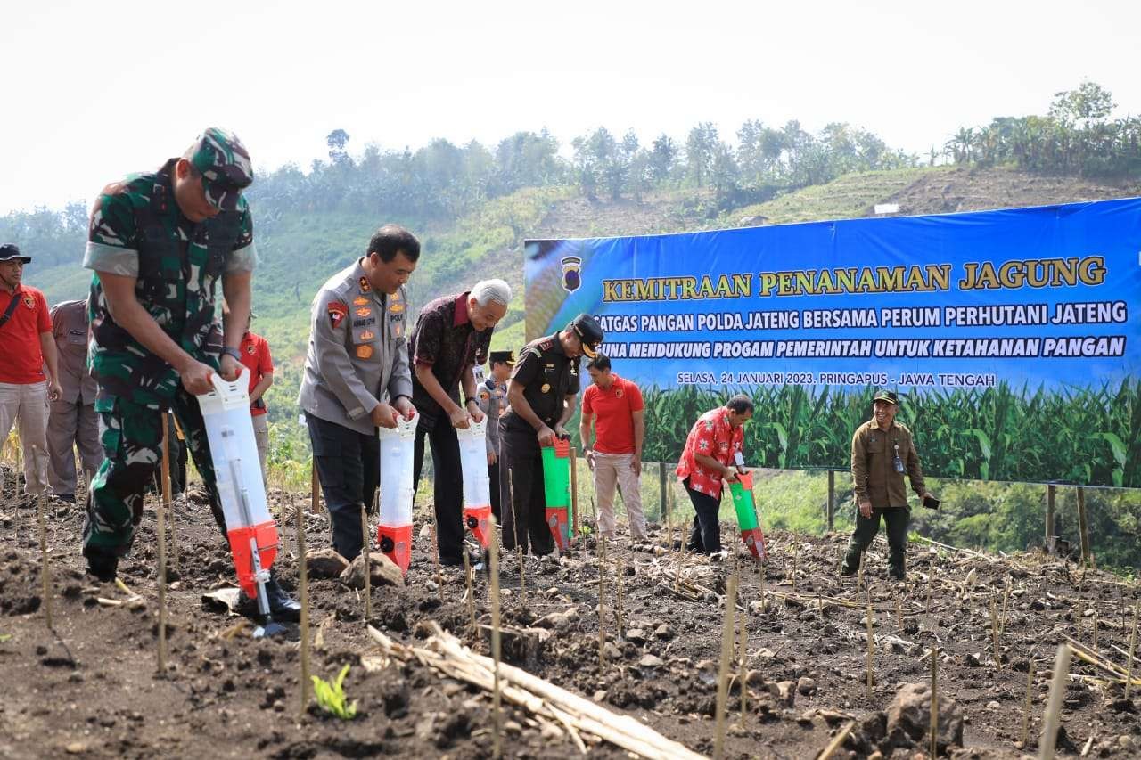 Gubernur Jawa Tengah Ganjar Pranowo mengingatkan pemanfaatan kawasan hutan untuk pertanian harus mempertimbangkan adanya pohon penahan air. (Foto: Ist)