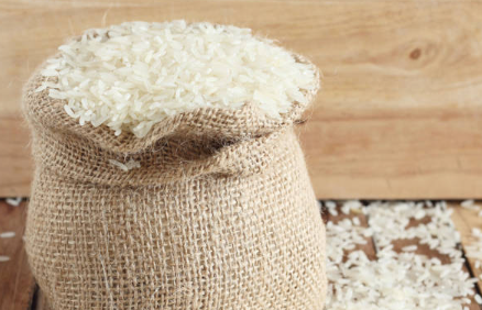 Harga beras terus naik selama sepekan terakhir. Bulog pun mulai mendistribusikan beras impor untuk menekan laju harga. (Foto: Istock)