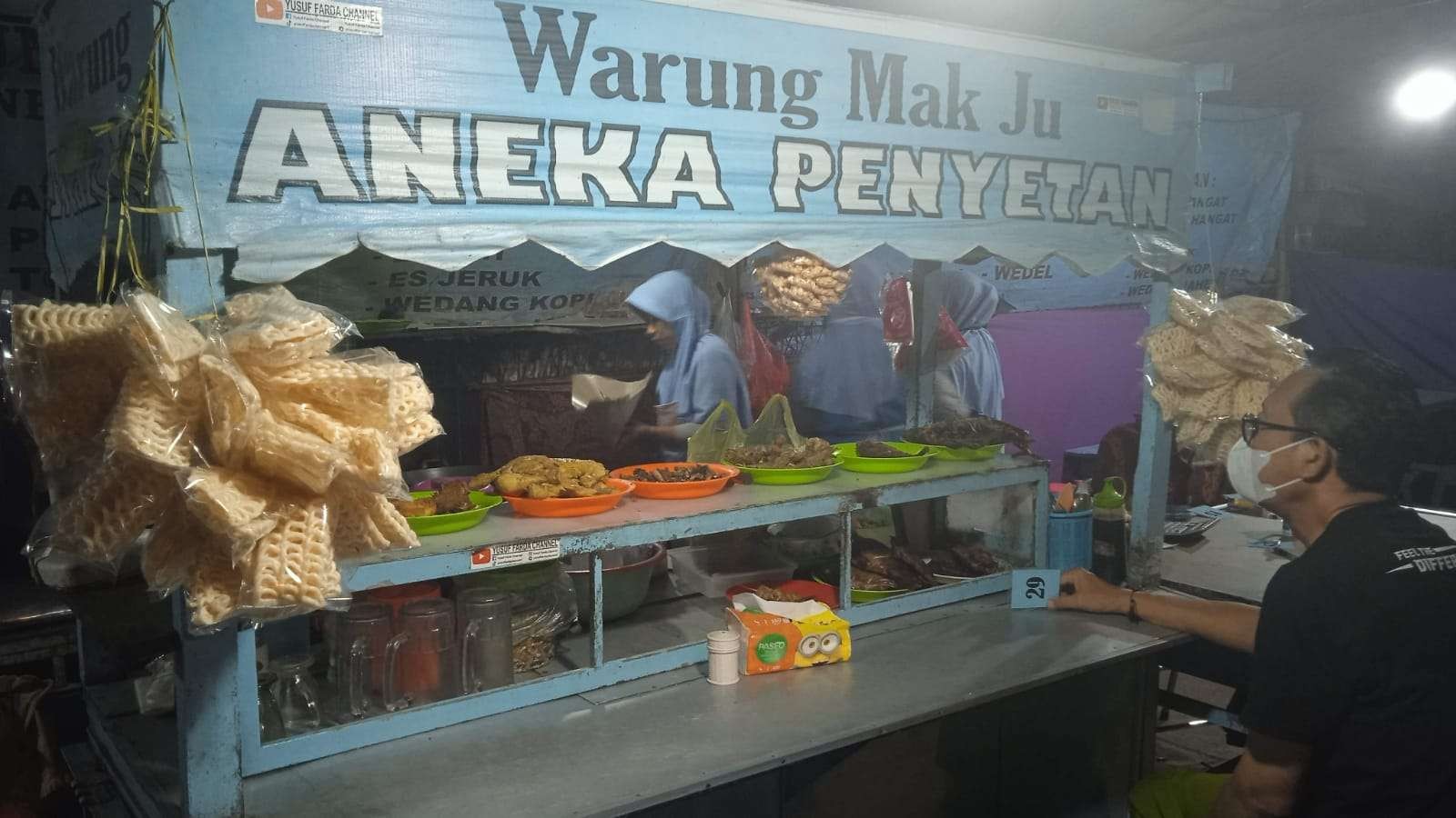Warung Mak Ju Aneka Penyetan di halaman parkir Pasar Sidoharjo  Lamongan (Foto: Imron Rosidi/ngopibareng.id)