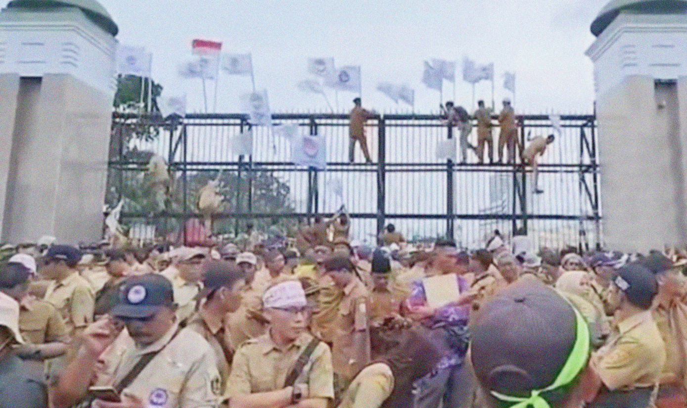 Persatuan Perangkat Desa Indonesia (PPDI) kembali berunjuk rasa di depan gedung DPR RI Jl Gatot Subroto Jakarta, Rabu 25 Januari 2023. (Foto: Istimewa)