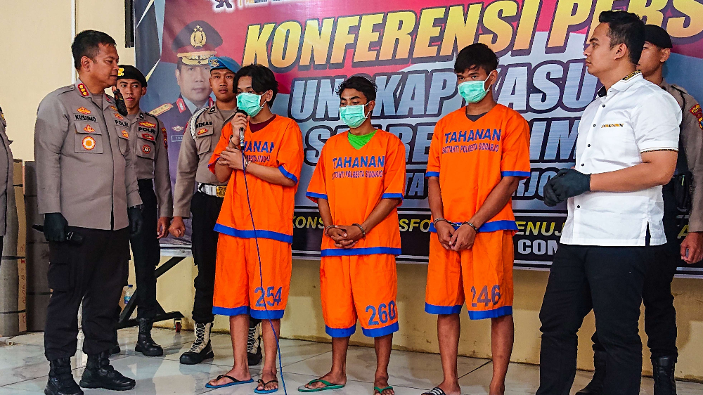 Tiga pelaku pengeroyokan saat diamankan di Polresta Sidoarjo, Jawa Timur. (Foto: Aini Arifin/Ngopibareng.id)
