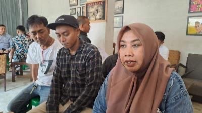 Keluarga korban Tragedi Kanjuruhan, Juariyah (samping kanan) dan Andi Kurniawan (tengah) saat ditemui Kawasan Senaputra, Kota Malang. (Foto: Lalu Theo/Ngopibareng.id)