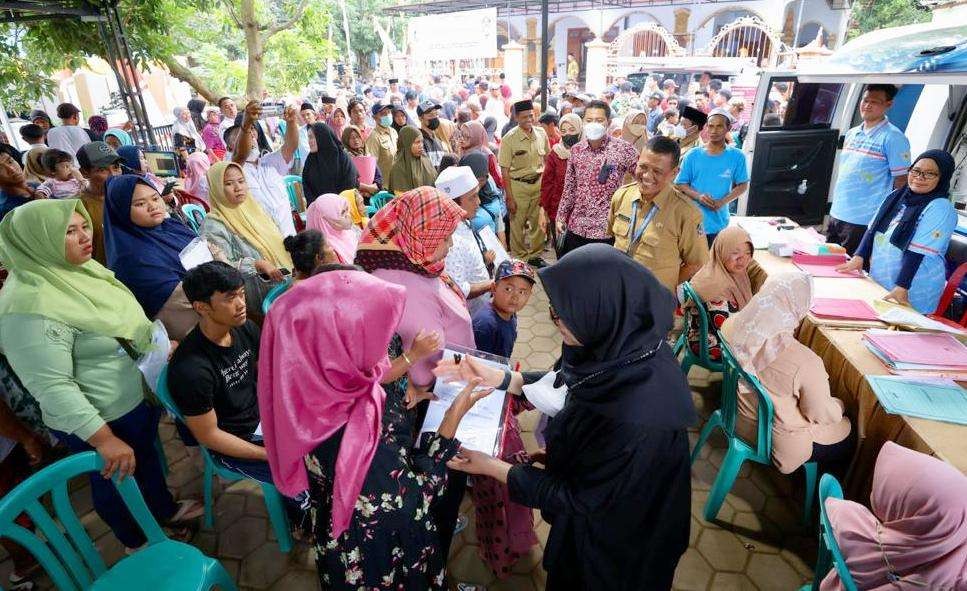 Bupati Banyuwangi Ipuk Fiestiandani menyerahkan dokumen adminduk kepada warga yang diurus saat program bunga desa. (Foto: Istimewa)