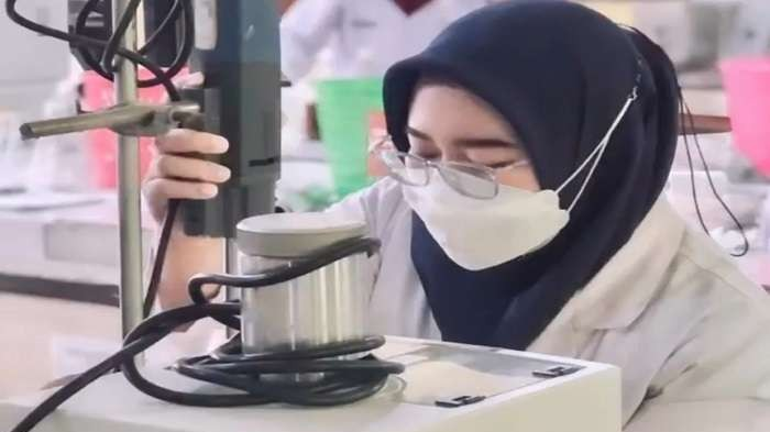 Maryam Tsaqifah Muwahhidah, tengah berada di laboratorium di FTP UNEJ membuat sediaan nanoemulsi (Foto: Dok Humas Unej)