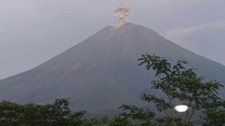 Gunung Semeru mengalami dua kali erupsi, Rabu, 25 Januari 2023. Erupsi pertama terjadi pada pukul 04.50 WIB dan 05.40 WIB. (Foto: PVMBG)