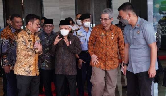 Wapres KH Ma'ruf Amin tiba di Rakernas Kementerian Pertanian disambut Mentan Syahrul Yasin Limpo. (Foto: BPMI Setwapres)