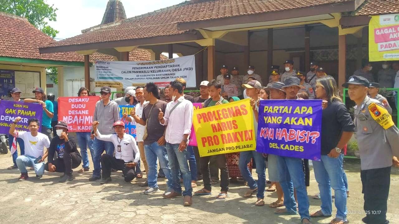 Puluhan warga melakukan aksi unjuk rasa menolak keinginan Kepala Desa yang mengajukan penambahan masa jabatan jadi 9 tahun (foto:Istimewa)