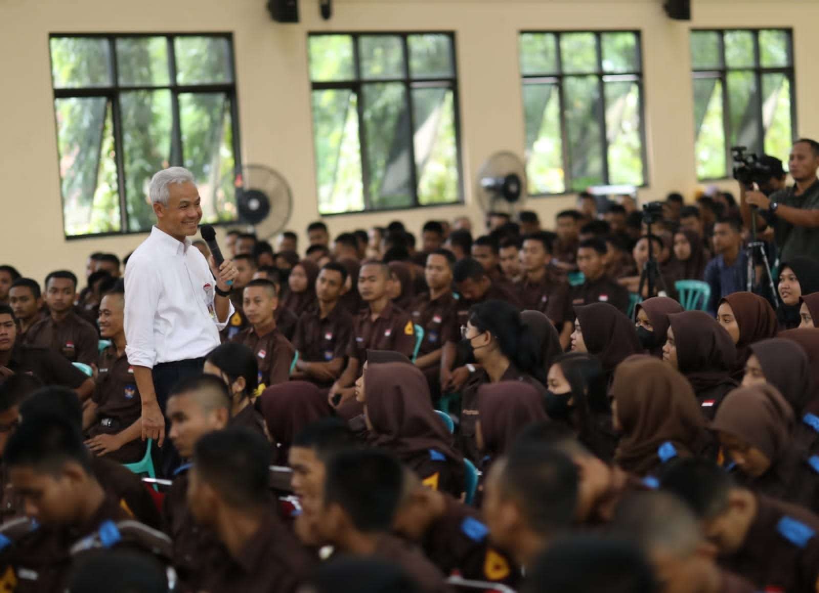 Gubernur Jawa Tengah Ganjar Pranowo kembali menggelar Program Gubernur Mengajar, yang terhenti lebih dari dua tahun akibat pandemi. Kegiatan itu dimulai dari SMKN 2 Wonogiri, Kamis 26 Januari 2023.(Foto: istimewa)