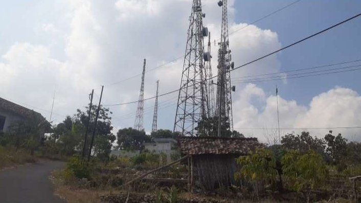 Beberapa tower atau pemancar yang berdiri di Desa Ngandong, Kecamatan Grabagan, Kabupaten Tuban tahun 2020 (Foto: Khoirul Huda/Ngopibareng.id)