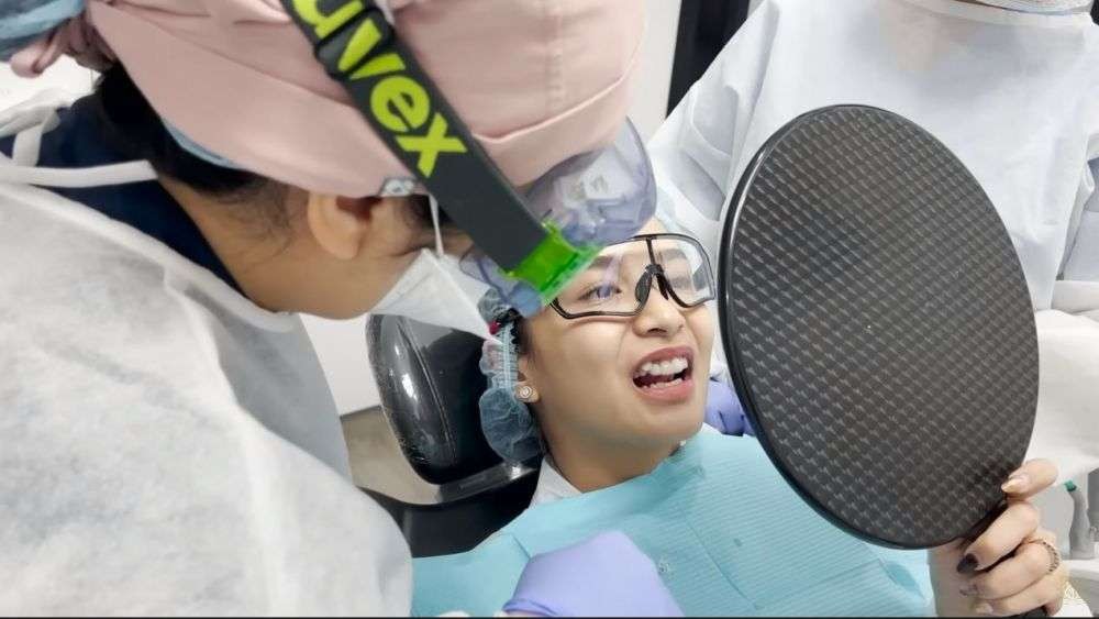 Chelsea Olivia menjalani terapi perataan gigi dengan invisalign.  (Foto: YouTube Keluarga Alinskie)
