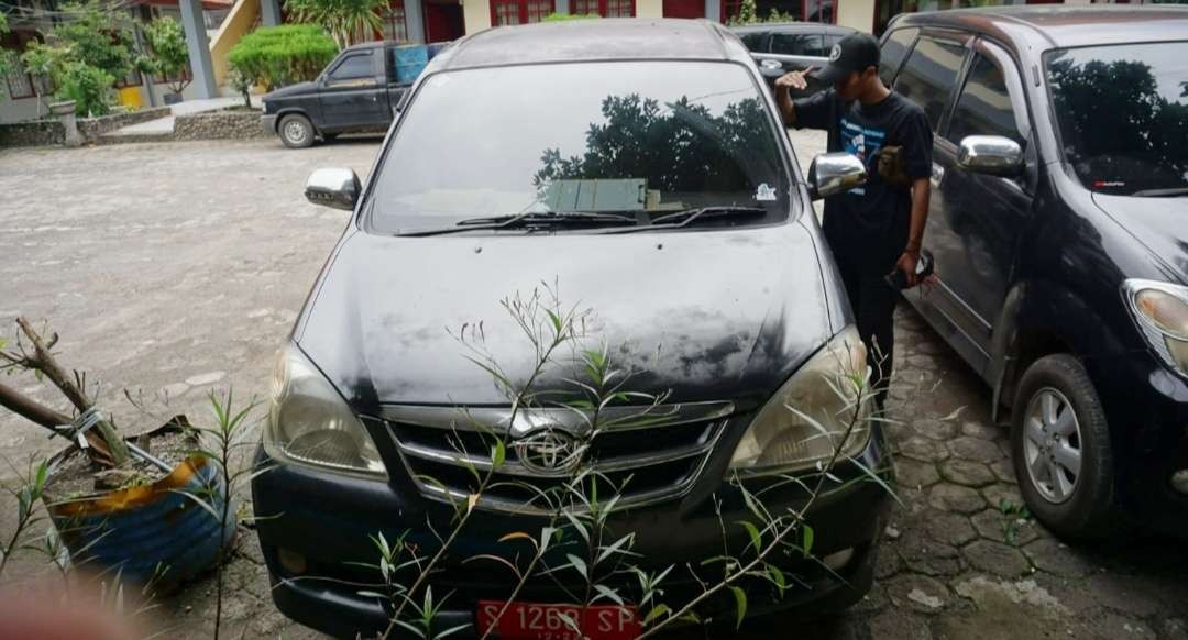 Mobil dinas pejabat pemkab Mojokerto yang dibobol maling.(Foto Deni Lukmatara/Ngopibareng)