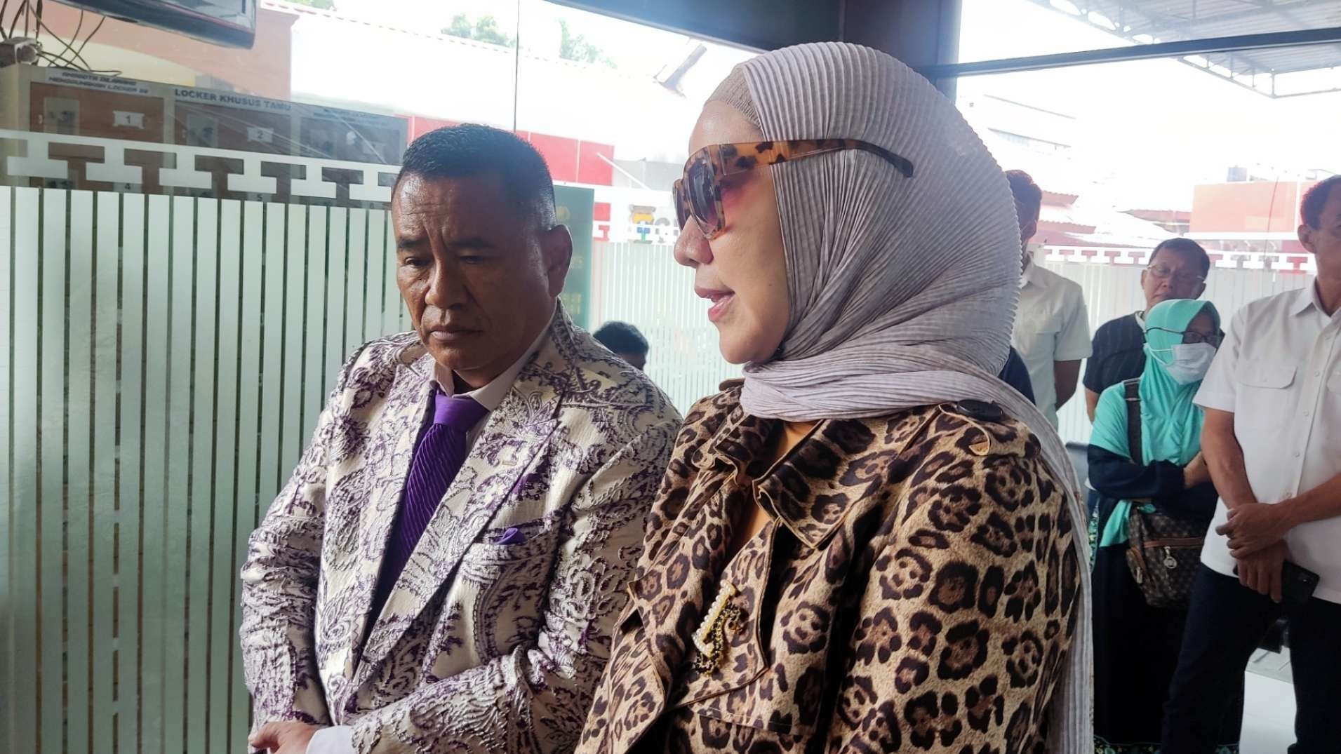 Korban KDRT, Venna Melinda didampingi Kuasa Hukumnya Hotman Paris Hutapea di Mapolda Jatim, Surabaya, Kamis 26 Januari 2023. (Foto: Fariz Yarbo/Ngopibareng.id)