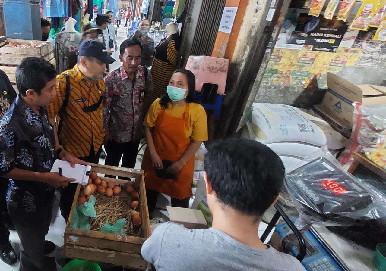 Tim gabungan saat sidak harga dan stok beras di Pasar Dringu, Kecamatan Dringu, Kabupaten Probolinggo. (Foto: Ikhsan Mahmudi/Ngopibareng.id)