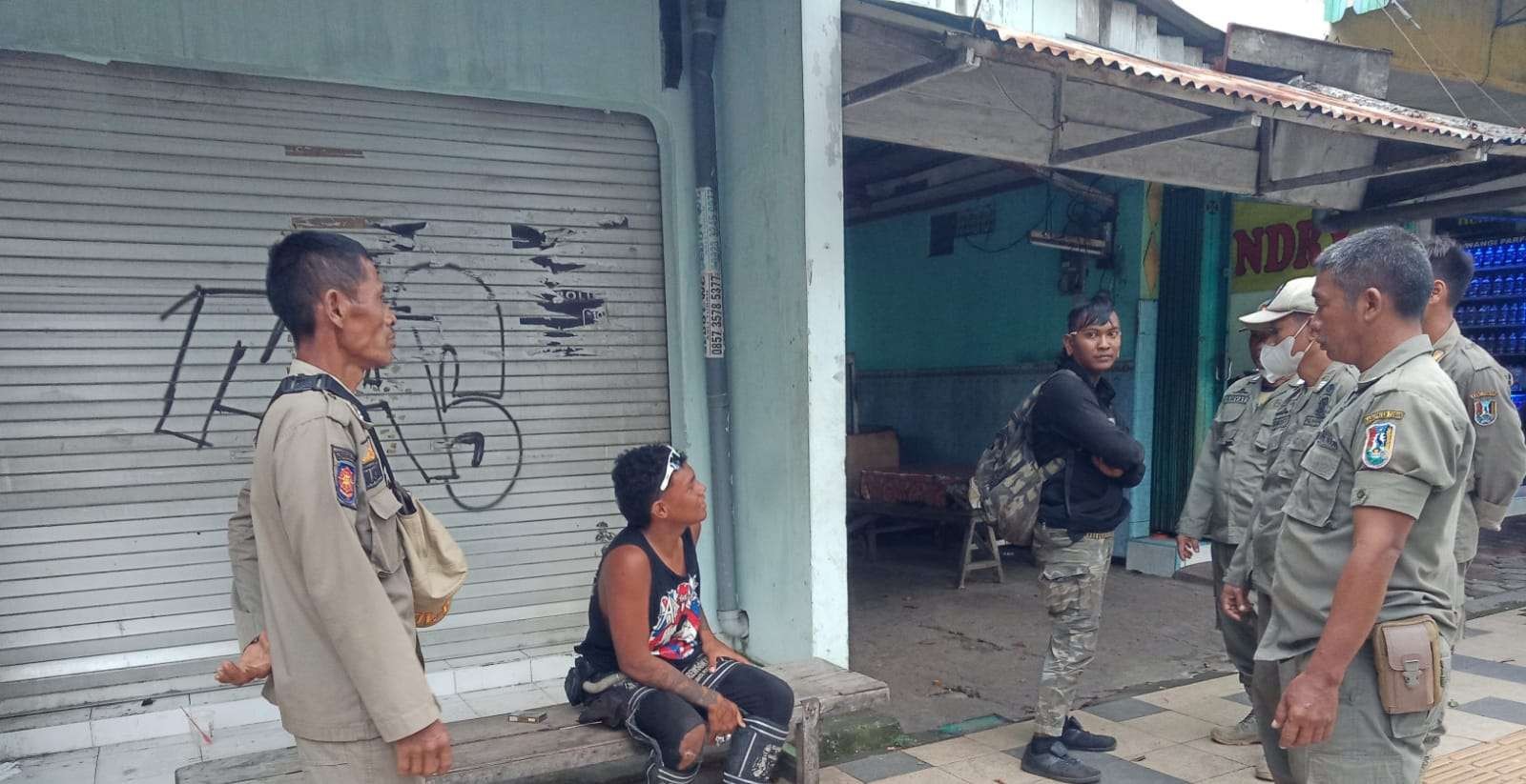 Petugas Satpol PP Kabupaten Tuban menertibkan anak punk yang mangkal di jalan raya (Foto: dok. Satpol PP Tuban)