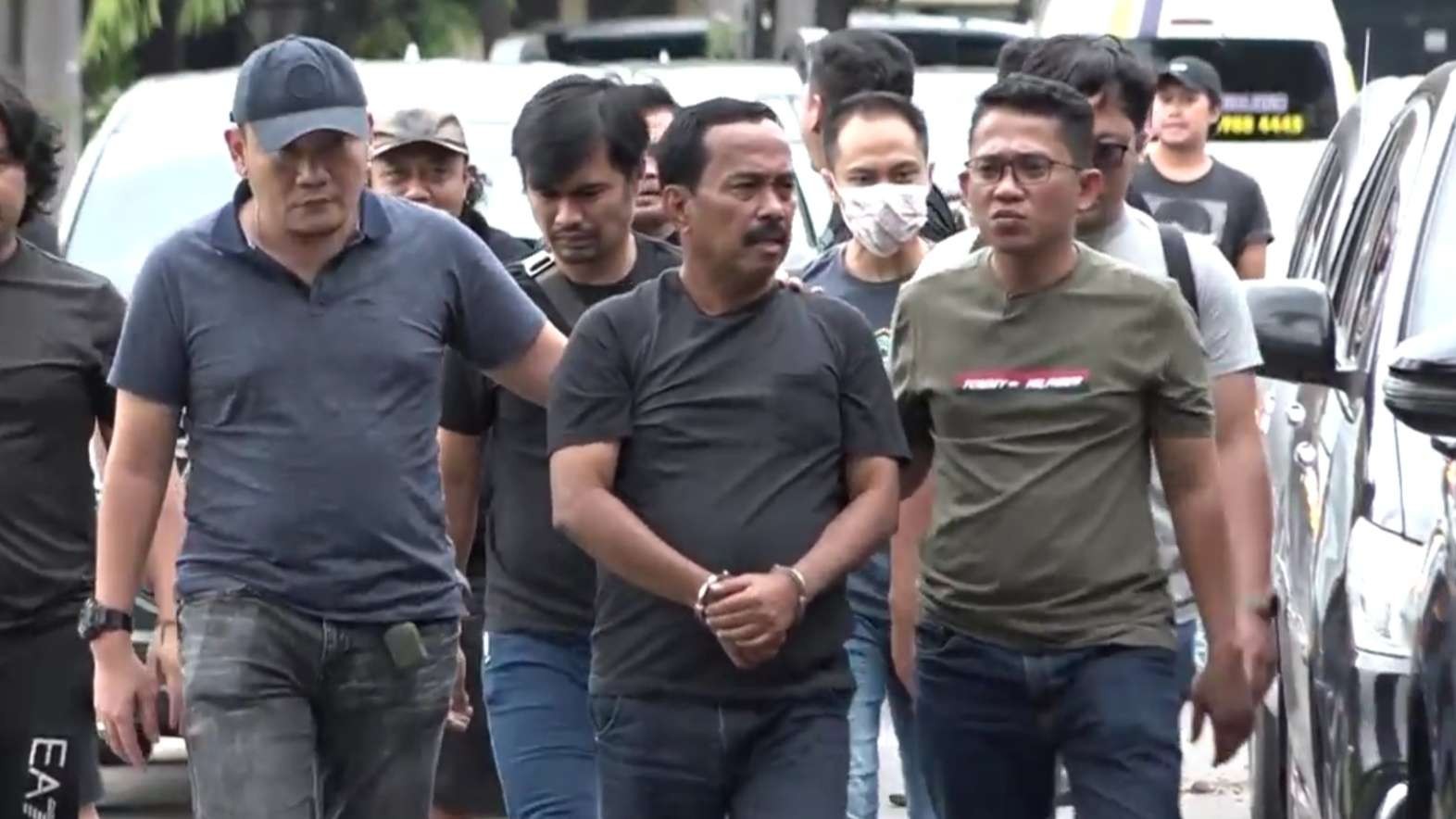 Mantan Walikota Blitar, Samanhudi saat diamankan penyidik di Mapolda Jatim, Surabaya, Jumat 27 Januari 2023. (Foto: Tangkapan Layar)