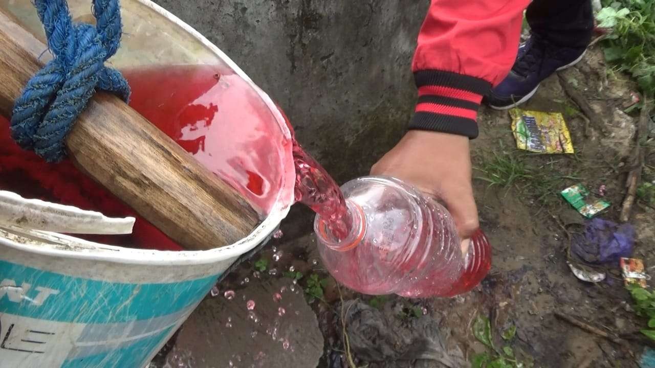 Warna air sumur milik warga di Tuban berubah menjadi merah (Foto: Khoirul Huda/Ngopibareng.id)