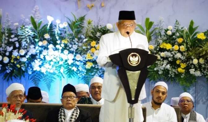 Wakil Presiden KH Ma'ruf Amin saat memberikan sambutan dalam acara Peringatan Haul Akbar ke-18 KH Muhammad Zaini bin Abdul Ghani (yang biasa dikenal dengan sebutan Abah Guru Sekumpul). (Foto: BPMI Setwapres)