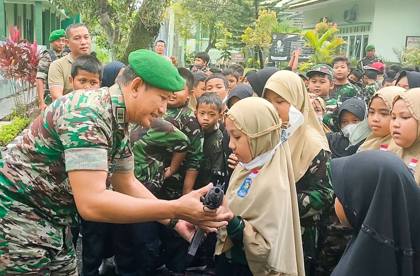 Markas Komando Distrik Militer (Kodim) 0813 Bojonegoro, mendapat kunjungan kelas inspirasi anak-anak SD Muhammadiyah II Bojonegoro Jum'at 27 Januari 2023.(Foto: dok. Humas Kodim Bojonegoro)