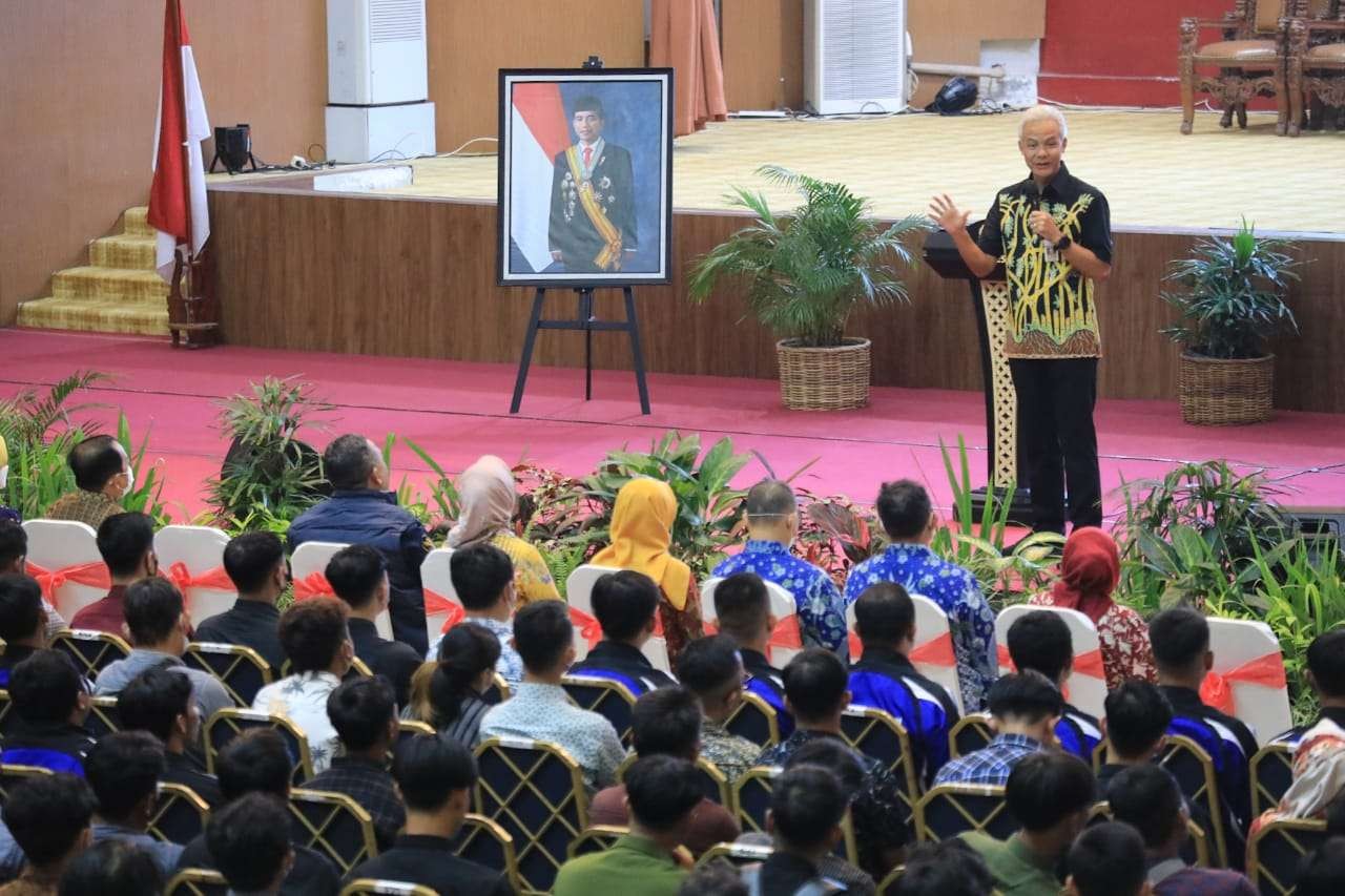 Gubernur Jawa Tengah Ganjar Pranowo secara khusus menyapa dan memberikan motivasi kepada 2.500 peserta verifikasi dokumen pendaftaran ujian EPS. (Foto: Dok Jateng)