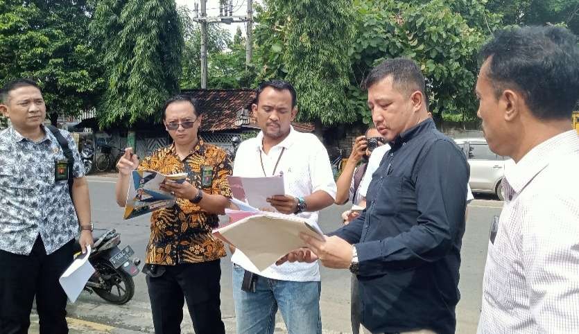 Majelis Hakim Pengadilan Negeri Tuban mencermati berkas objek sengketa saat sidang lokasi pemeriksaan setempat (Foto: Khoirul Huda/Ngopibareng.id)