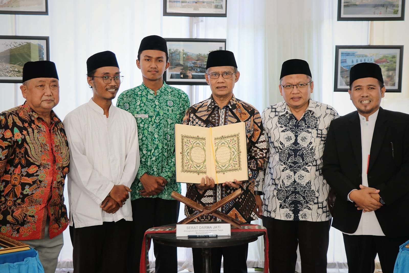 Ketua Umum PP Muhammadiyah Haedar Nashir dibuat kagum melihat karya Alfian Fakhru Rozi, saat peresmian gedung baru pada Sabtu lalu di Prambanan, Yogyakarta. (Foto: muhammadiyah.or.id)