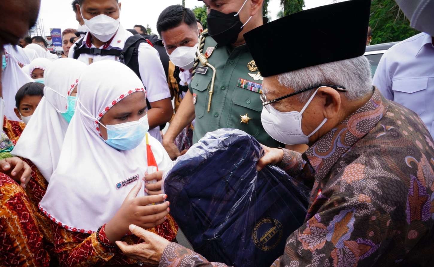 Wapres Ma'ruf Amin menyapa siswa SDN 1 Banjar Baru dalam perjalanan ke Bandara Samsudin Nor (Foto: BPMI Setwapres)