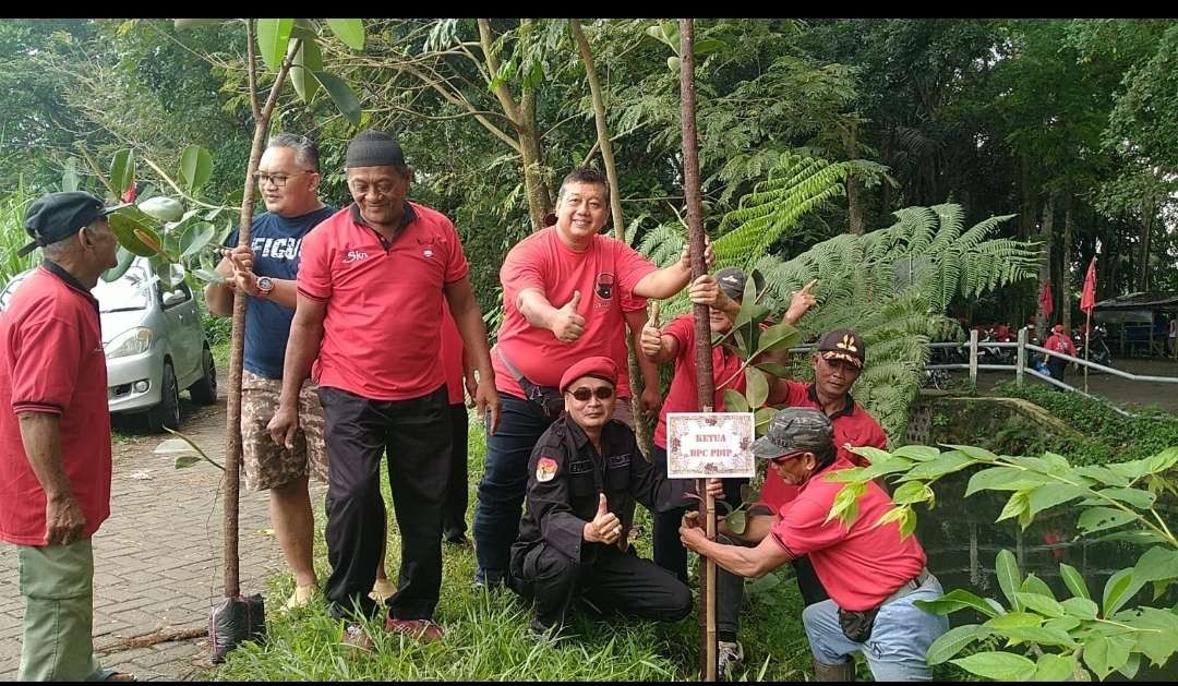 Gandeng Relawan Pecinta Lingkungan, DPC - PDI Perjuangan Kabupaten Kediri Tanam 500 Bibit Pohon  (Fendi Lesmana/ngopibareng.id)