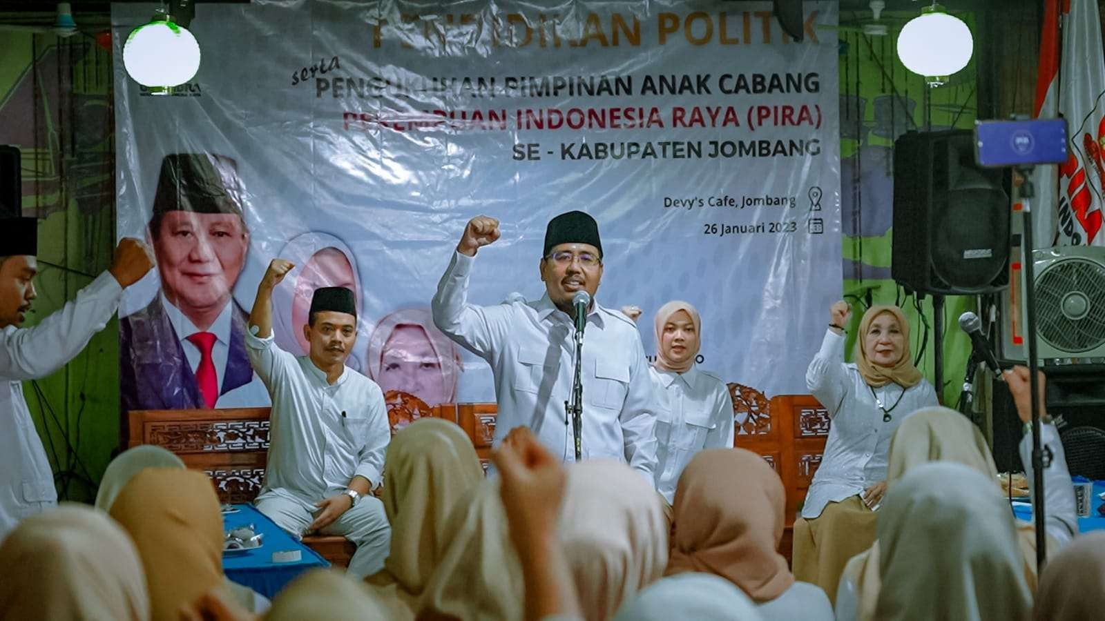 Ketua Gerindra Jatim, Anwar Sadad memberikan materi pendidikan politik di hadapan kader perempuan yang tergabung dalam Perempuan Indonesia Raya (PIRA) di Jombang, Jawa Timur. (Foto: Dokumentasi Gerindra Jatim)