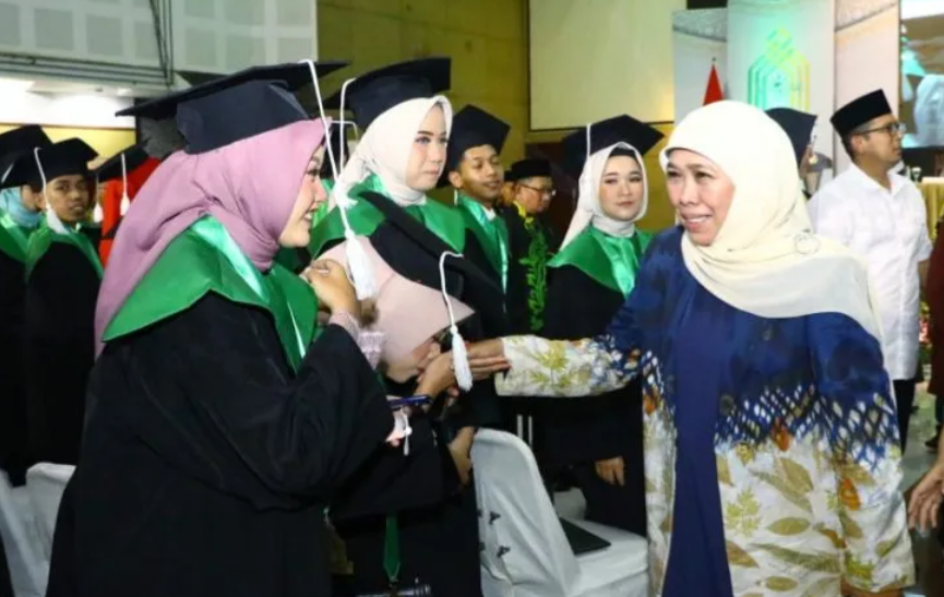 Gubernur Jawa Timur Khofifah Indar Parawansa hadir dalam wisuda Universitas Nahdlatul Ulama (UNU) Blitar, Sabtu 28 Januari 2023. (Foto: Antara)