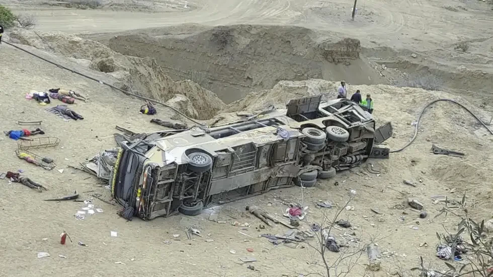 Kecelakaan bus di Peru menewaskan 24 orang. Tampak beberapa mayat korban terlempar dar bus. (Foto: GP Canal news agency)