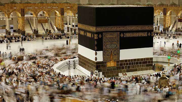 Ratusan umat Islam melakukan tawaf di kabah pada hari-hari terakhir ibadah haji di Masjidil Haram di kota suci Mekah, Arab Saudi 10 Juli 2022. Jemaah haji dari luar negeri kembali untuk haji setelah dua tahun terganggu akibat pandemi COVID-19. (Foto: reuters)