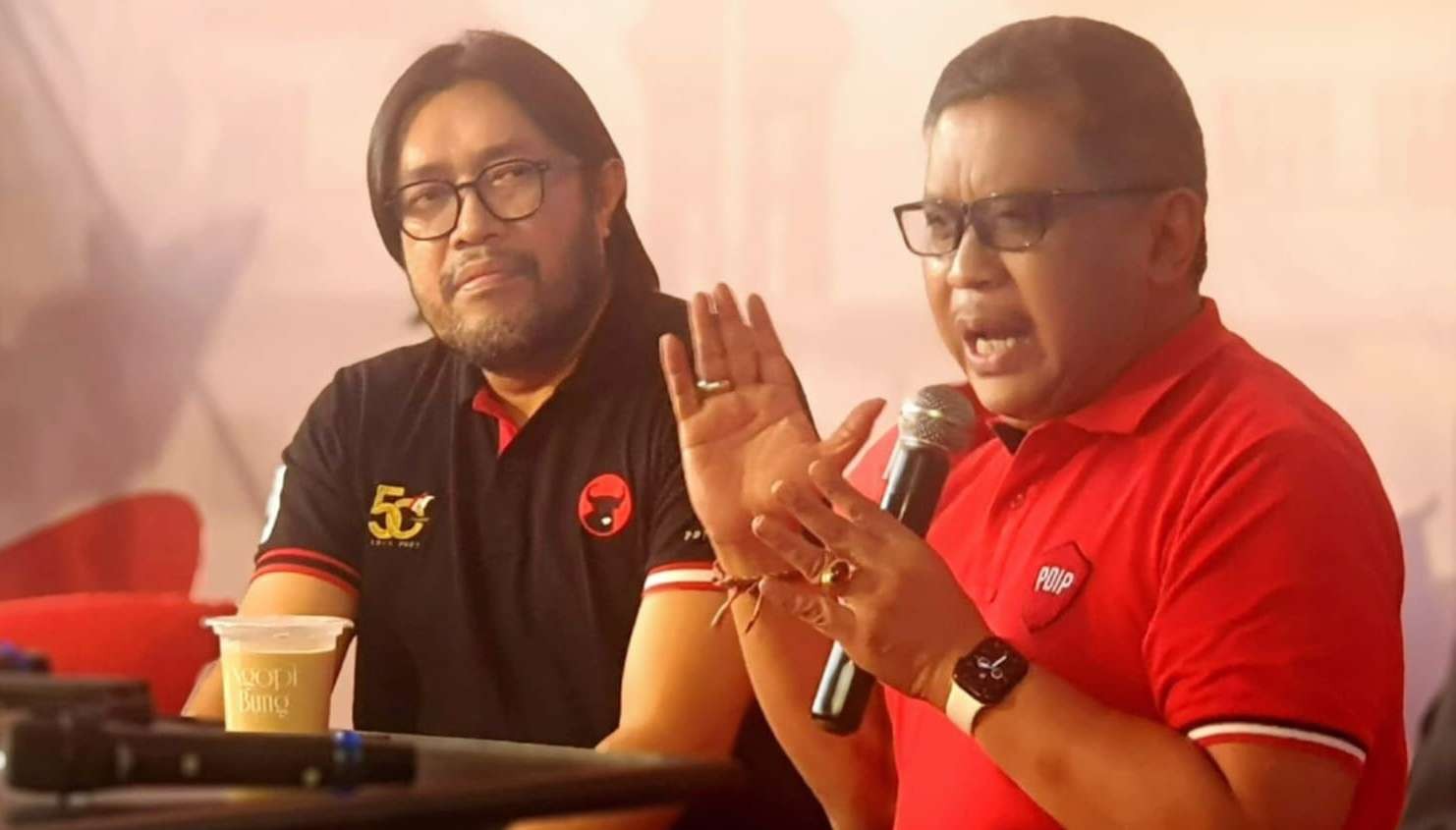 Sekjen PDIP Hasto Kristiyanto (kanan), partainya tetap menghendaki sistem Pemilu tertutup meskipun beda dengan pemerintah dan delapan partai lain. (Foto: Dokumen pribadi)